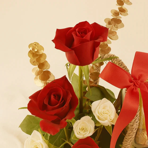 سلة هدايا فاخرة من الورد والشوكولاتة