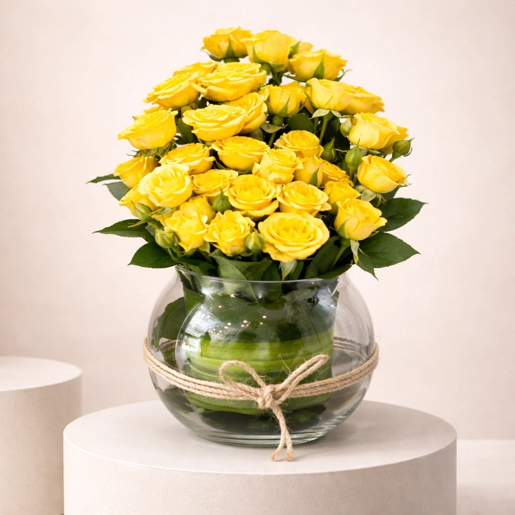 باقة أنيقة من ورود صغيرة صفراء في مزهرية