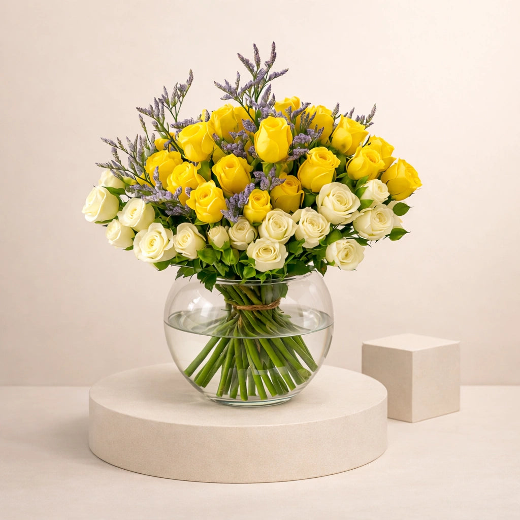 تنسيق زهور في مزهرية من الورود الصفراء والبيضاء