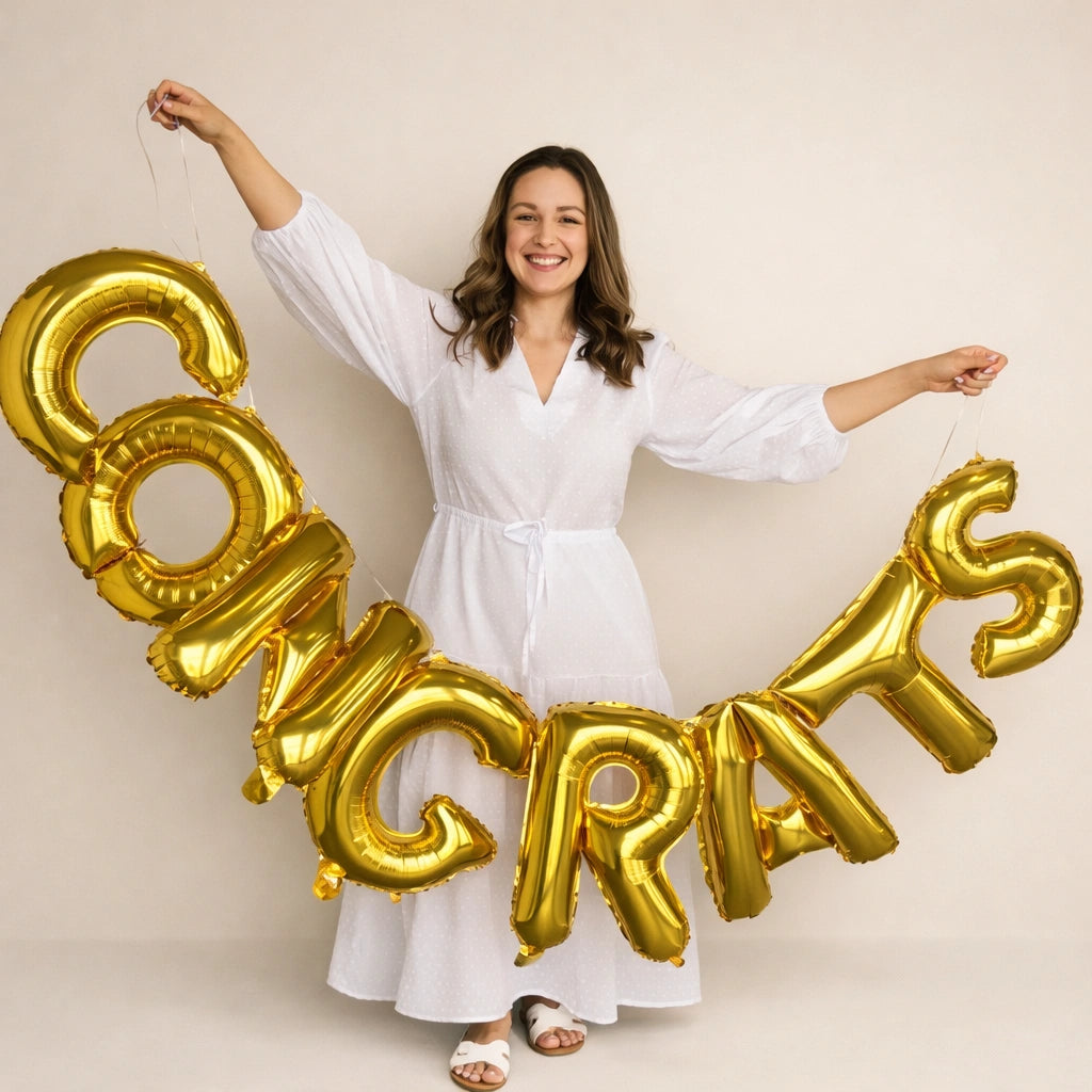 لافتة بالونات ذهبية اللون مكتوب عليها "تهانينا"